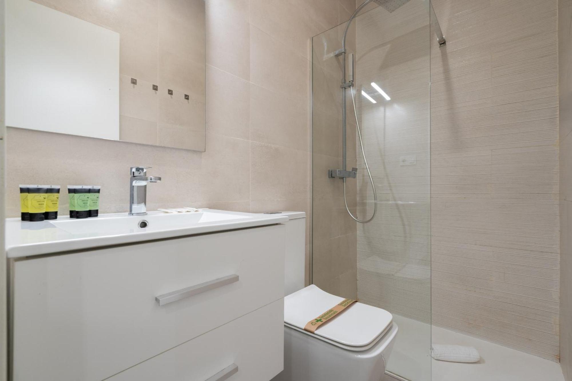 Apartamentos Reformados En Metro Pacifico Alquiler Temporal Madrid Buitenkant foto