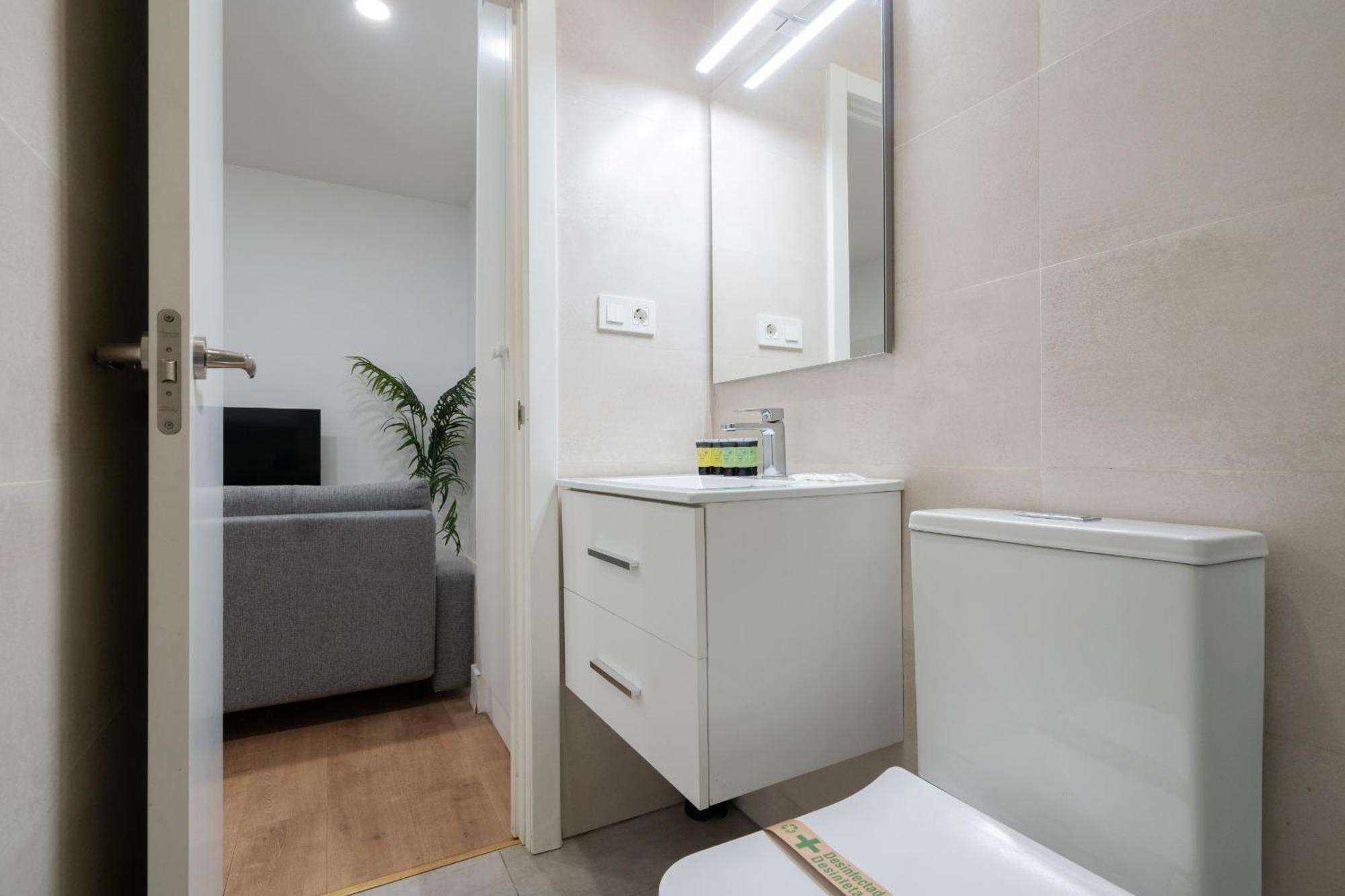 Apartamentos Reformados En Metro Pacifico Alquiler Temporal Madrid Buitenkant foto